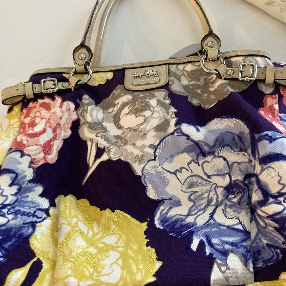 Coach hand bag almost new! In perfect condition. There are four sections